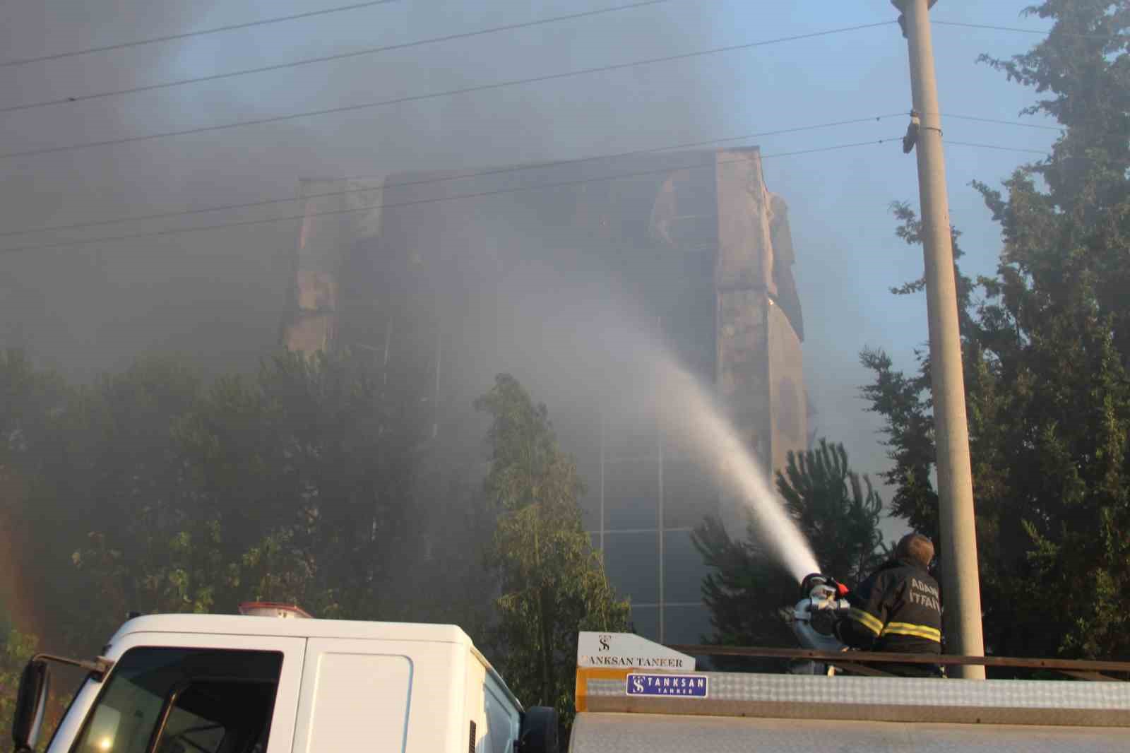 Adana’da yatak fabrikasında yangın: Soğutma çalışmaları devam ediyor