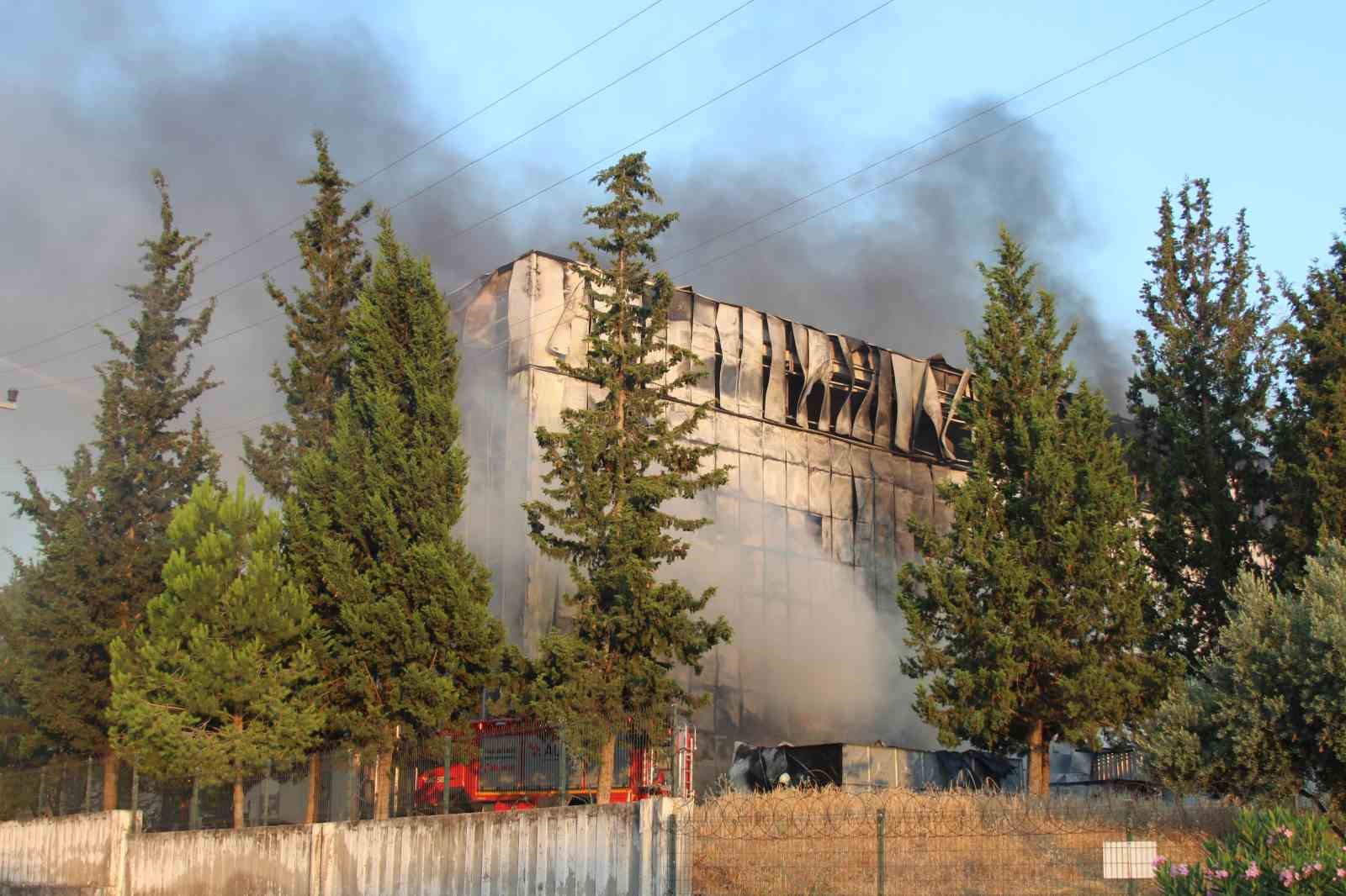 Adana’da yatak fabrikasında yangın: Soğutma çalışmaları devam ediyor