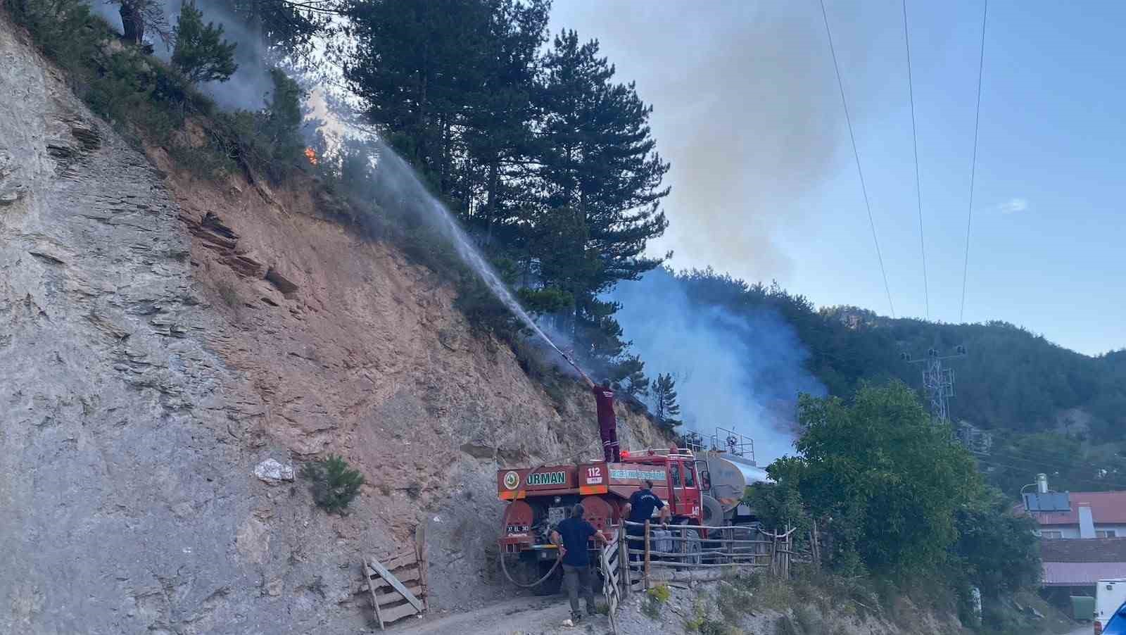 Kastamonu’da evde çıkan yangın ormana sıçradı