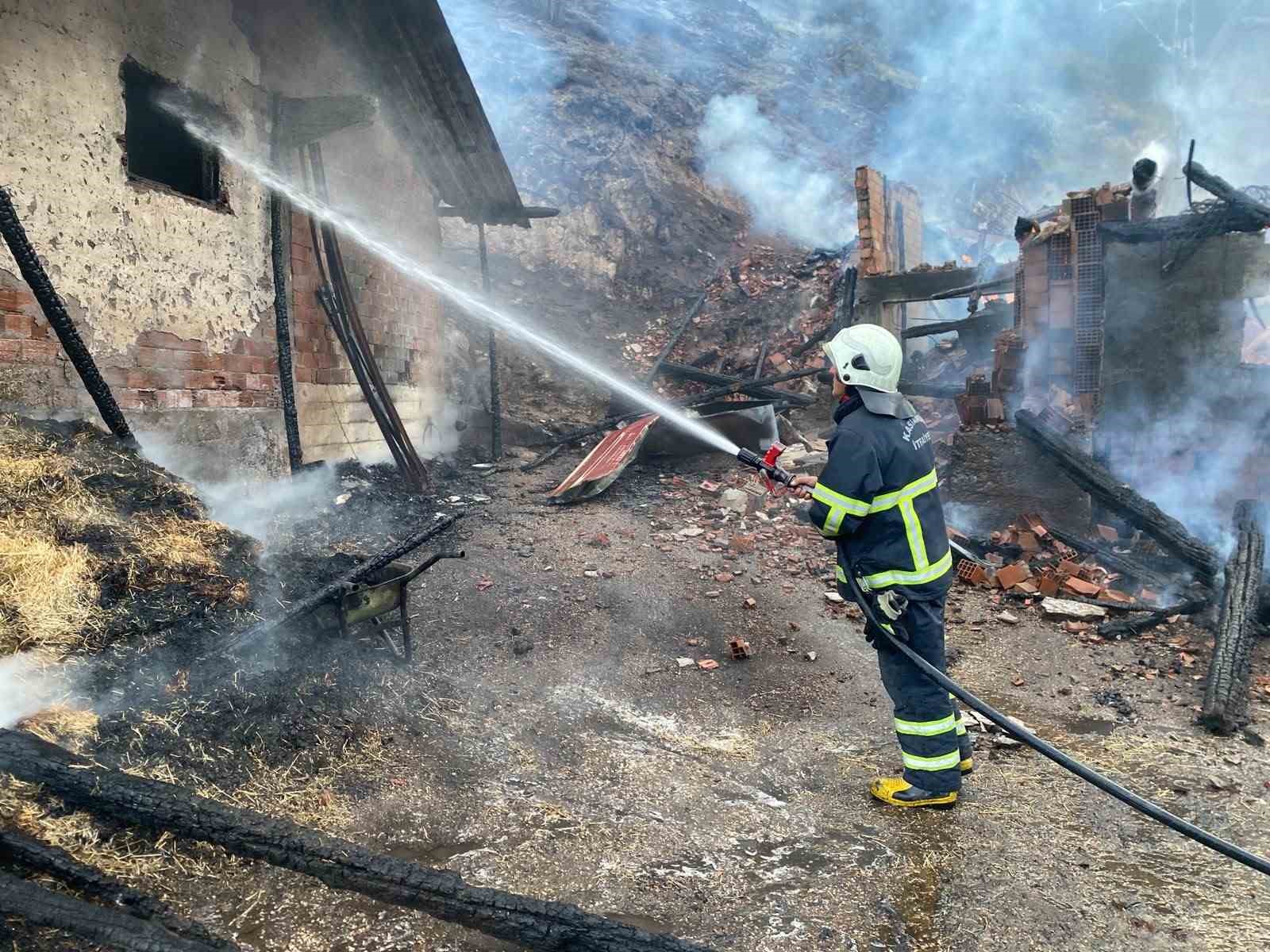 Kastamonu’da evde çıkan yangın ormana sıçradı