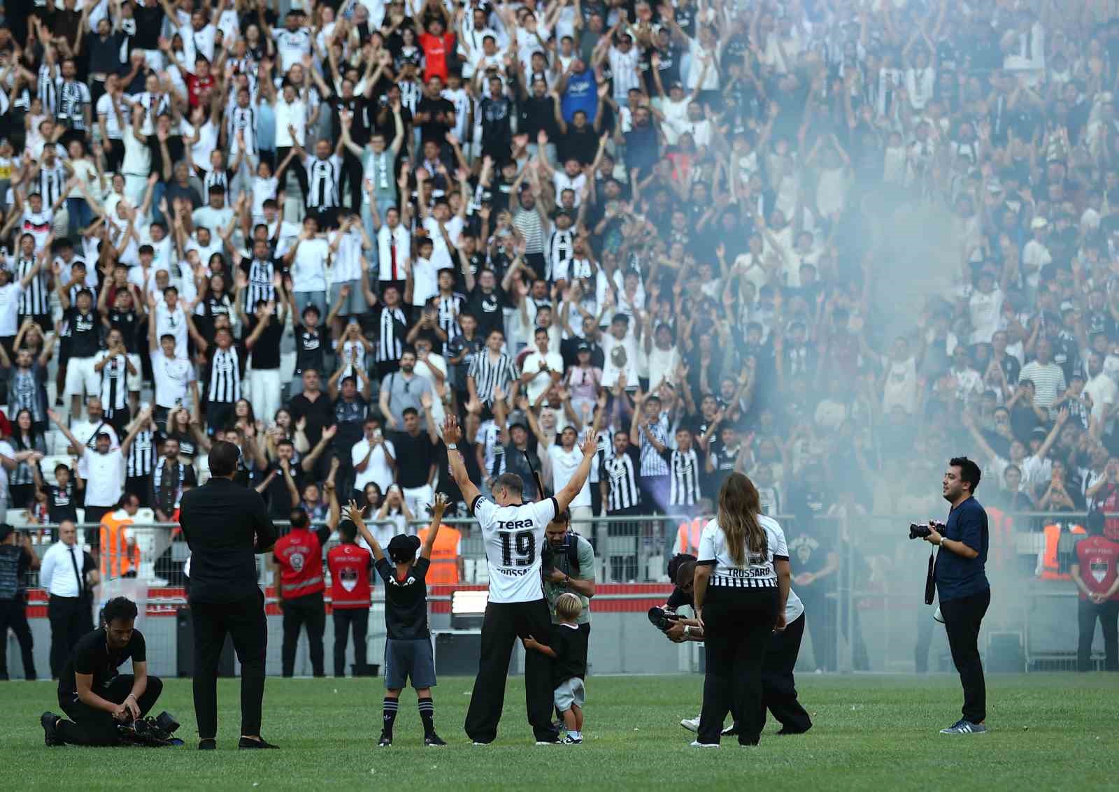 Leandro Trossard, 20 bin taraftarın önünde imzayı attı
