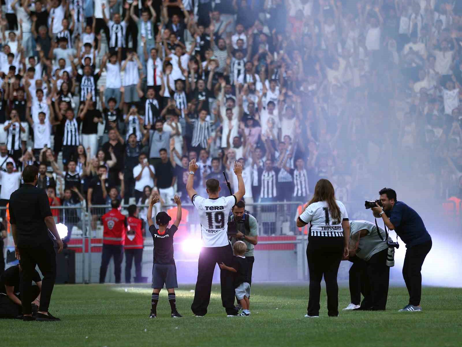 Leandro Trossard, 20 bin taraftarın önünde imzayı attı