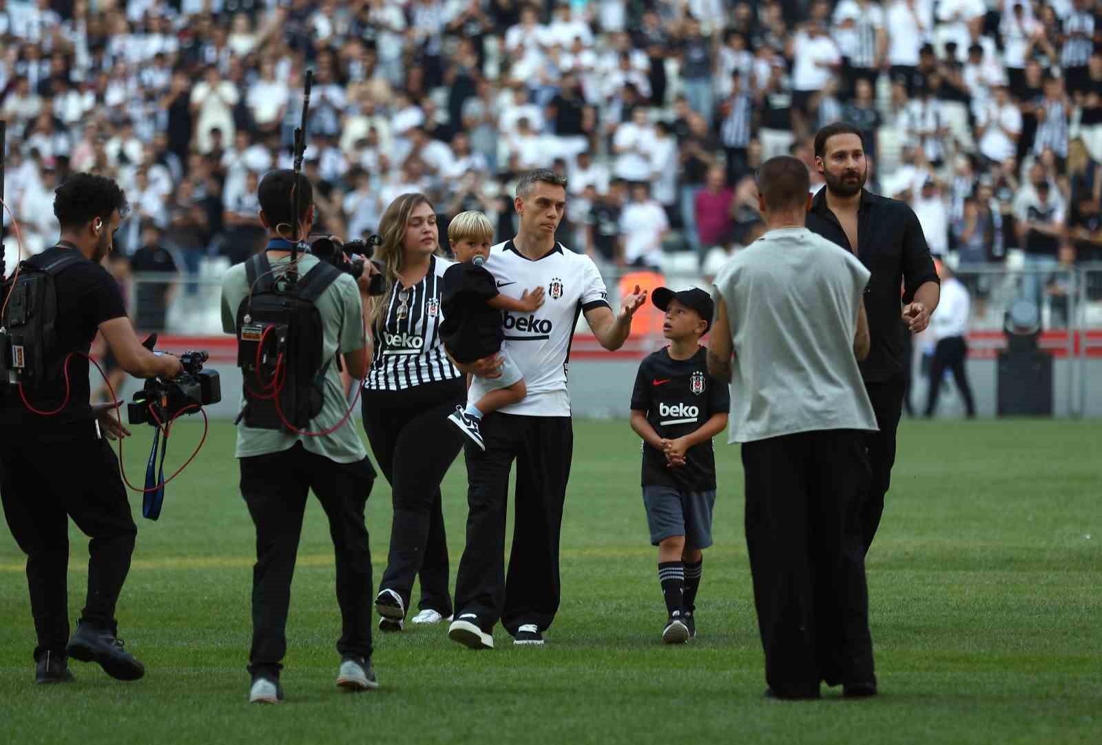 Leandro Trossard, 20 bin taraftarın önünde imzayı attı