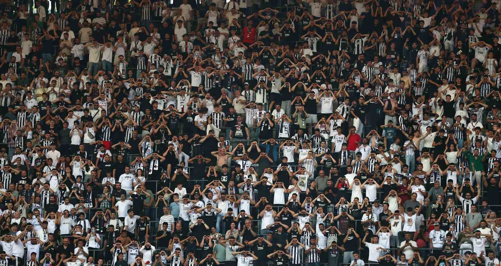 Leandro Trossard, 20 bin taraftarın önünde imzayı attı