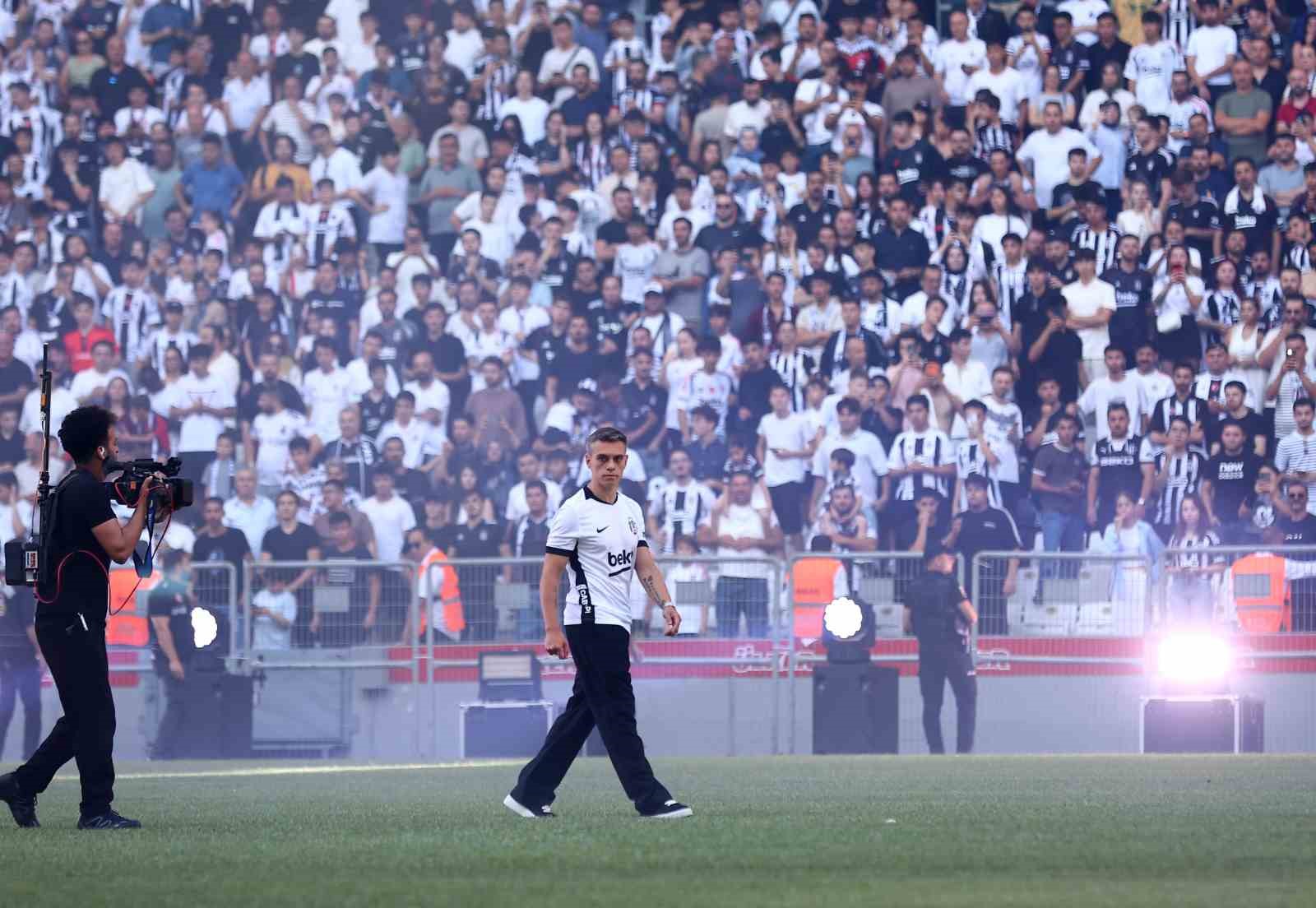 Leandro Trossard, 20 bin taraftarın önünde imzayı attı