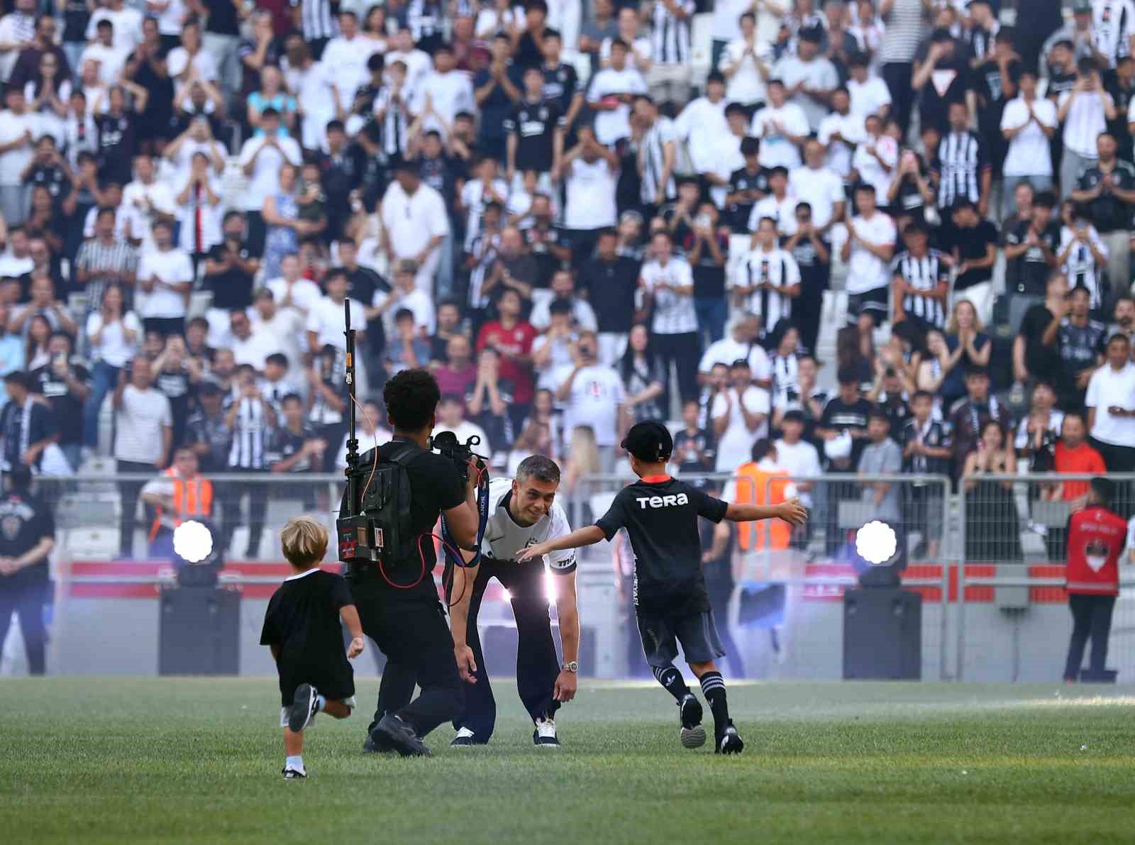 Leandro Trossard, 20 bin taraftarın önünde imzayı attı