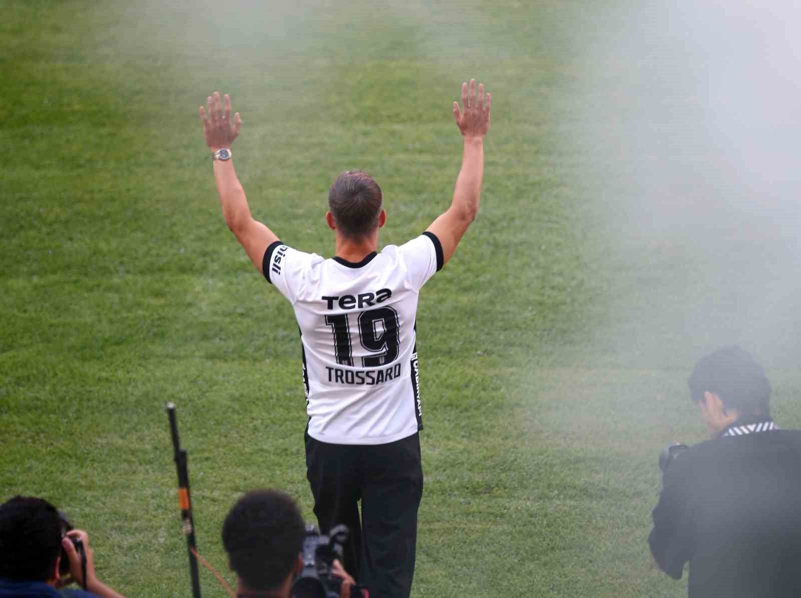 Leandro Trossard, 20 bin taraftarın önünde imzayı attı