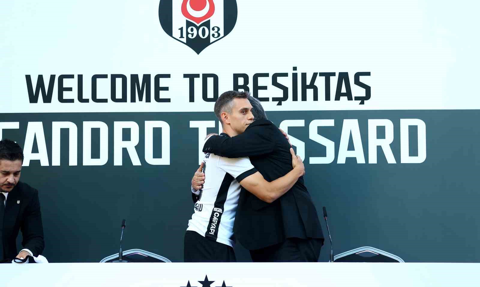 Leandro Trossard, 20 bin taraftarın önünde imzayı attı