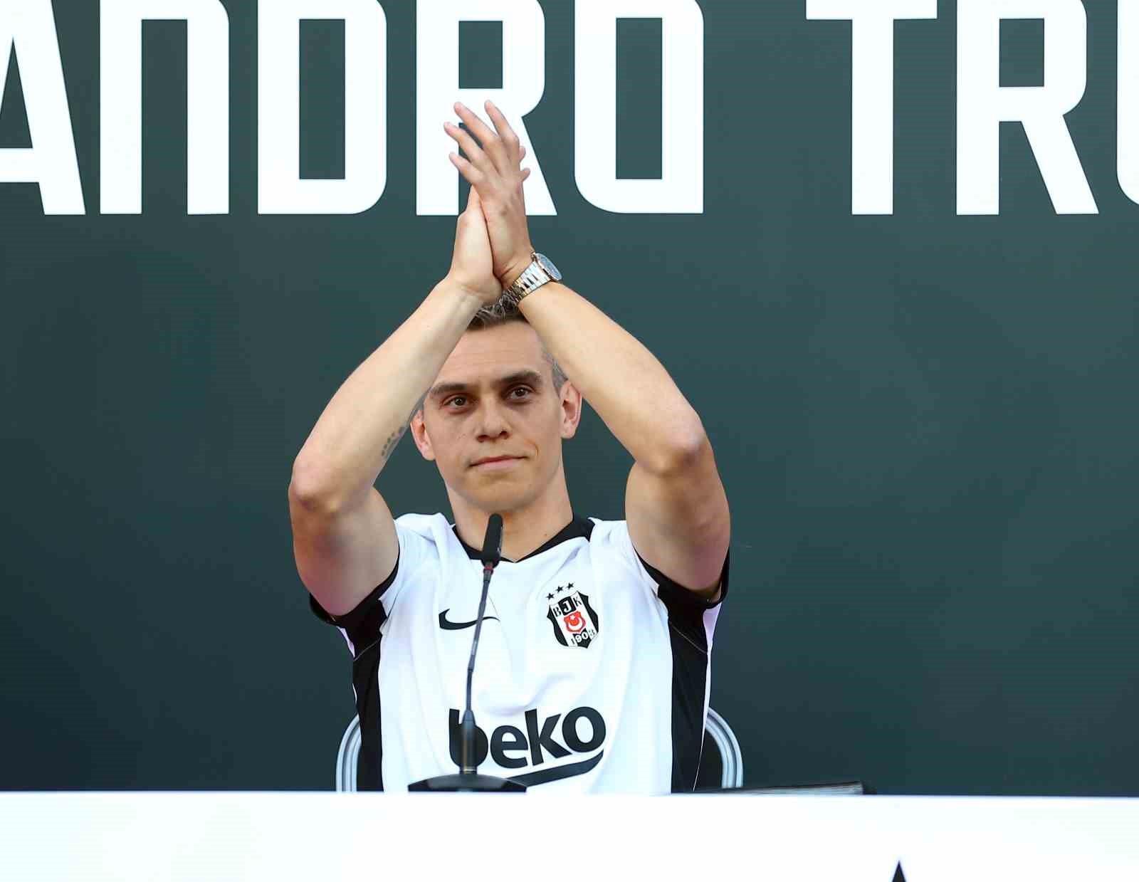 Leandro Trossard, 20 bin taraftarın önünde imzayı attı