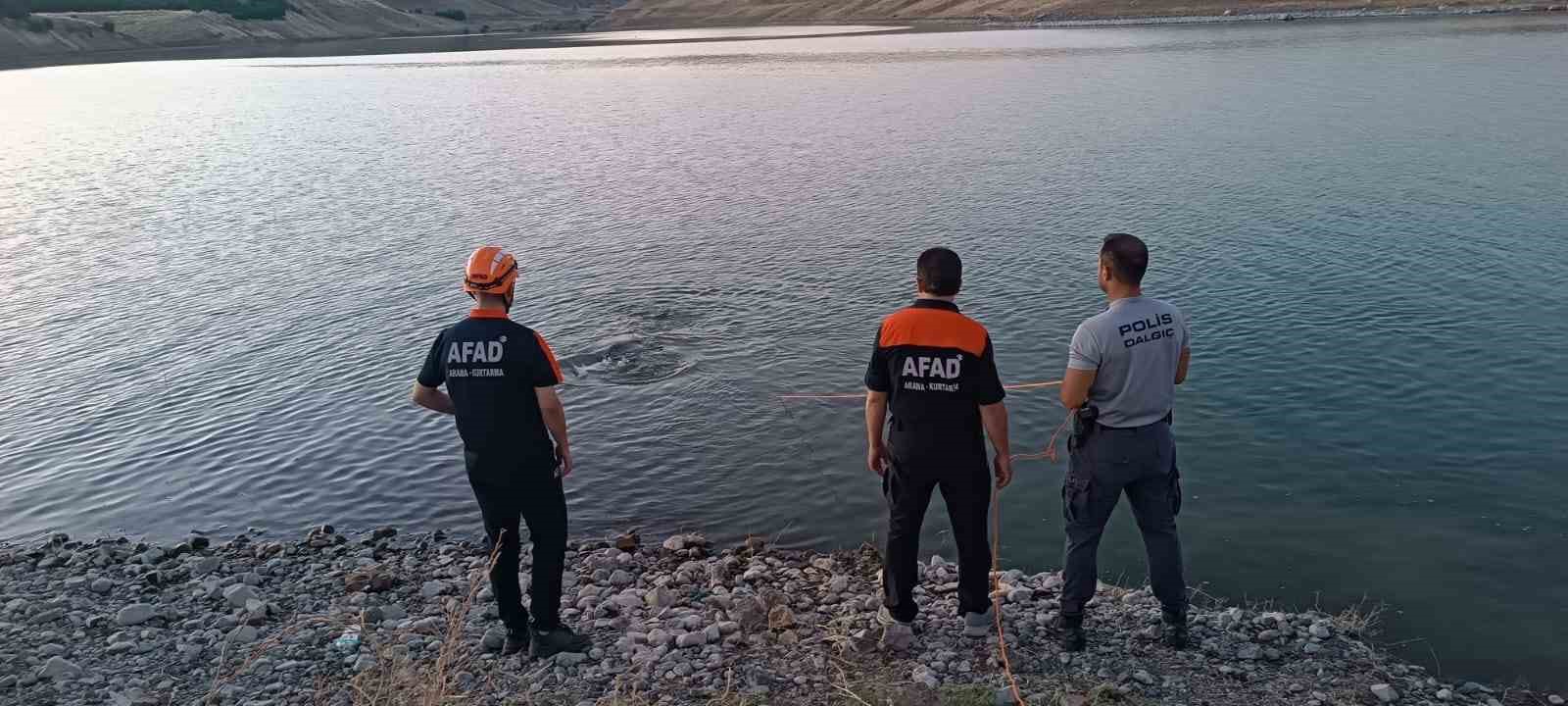 Elazığ’da babasıyla baraj gölüne giren genç boğuldu