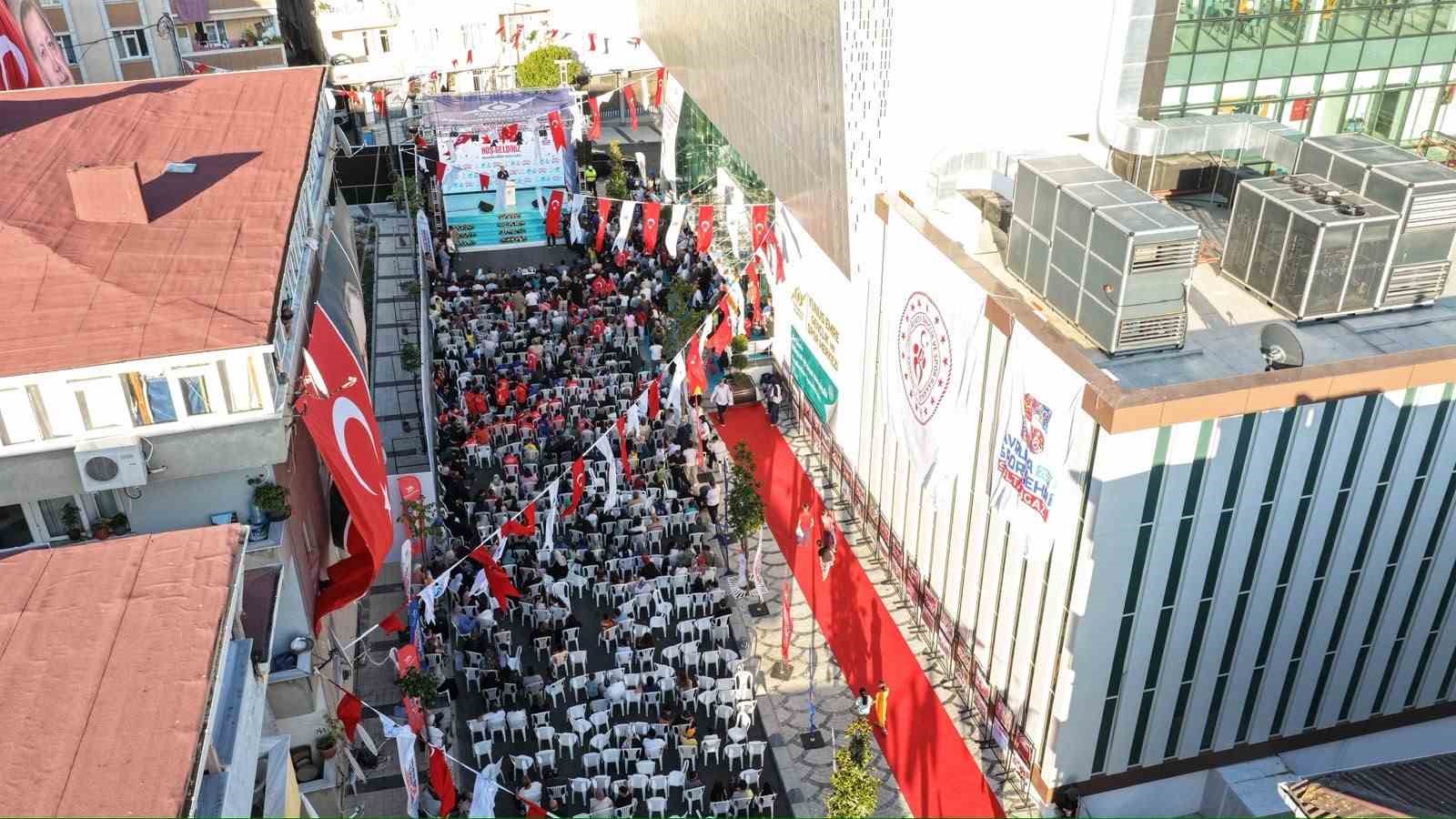Sultangazi’de Yunus Emre Gençlik ve Spor Merkezi hizmete açıldı