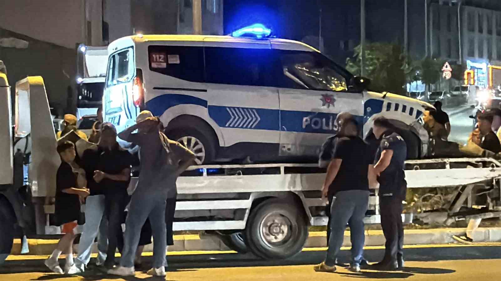 Polis aracı ile otomobil çarpıştı: 2’si polis 3 yaralı