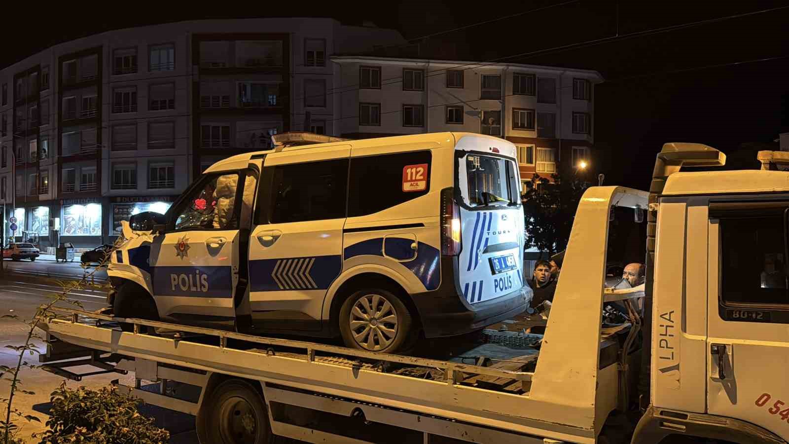 Polis aracı ile otomobil çarpıştı: 2’si polis 3 yaralı