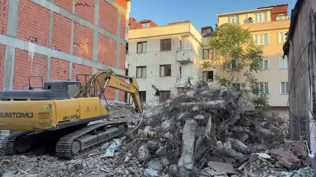 Küçükçekmece’de yıkımı yapılan binanın duvarı yan apartmanın üzerine devrildi