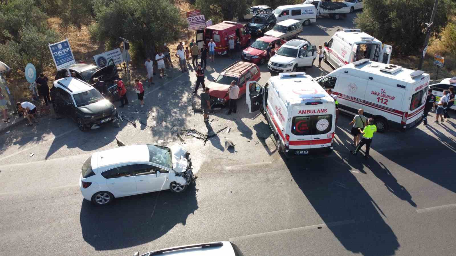 Çanakkale-İzmir karayolunda can pazarı: 4 aracın karıştığı kazada 4 kişi yaralandı