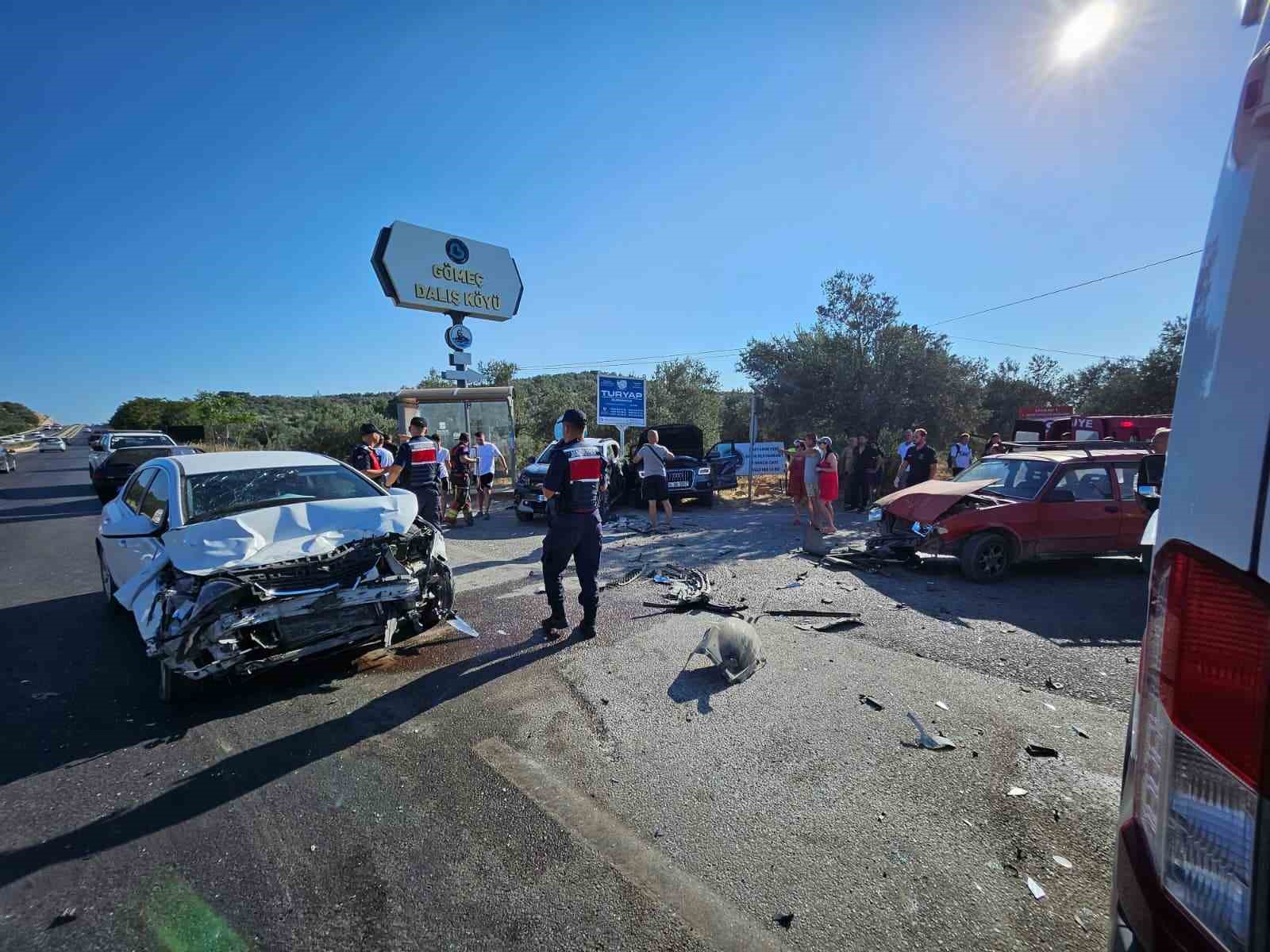 Çanakkale-İzmir karayolunda can pazarı: 4 aracın karıştığı kazada 4 kişi yaralandı