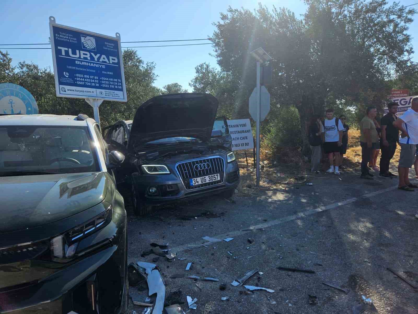 Çanakkale-İzmir karayolunda can pazarı: 4 aracın karıştığı kazada 4 kişi yaralandı