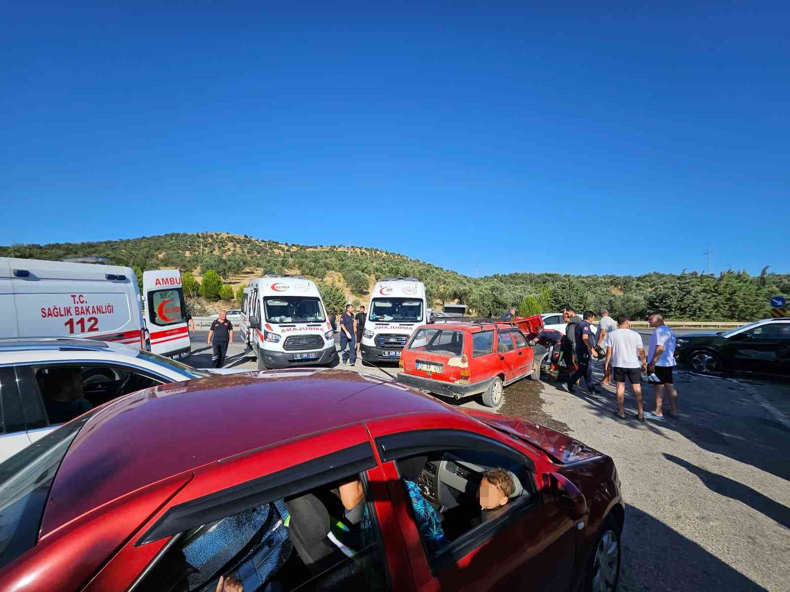 Çanakkale-İzmir karayolunda can pazarı: 4 aracın karıştığı kazada 4 kişi yaralandı