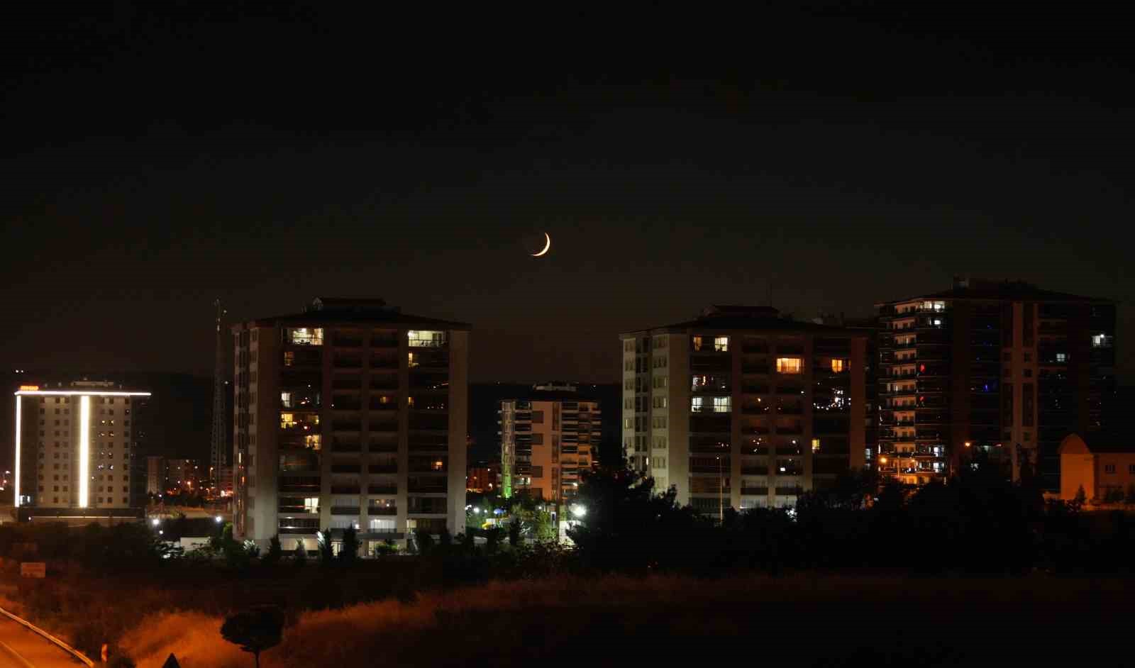 Hilal ve Venüs aynı kadrajda buluştu
