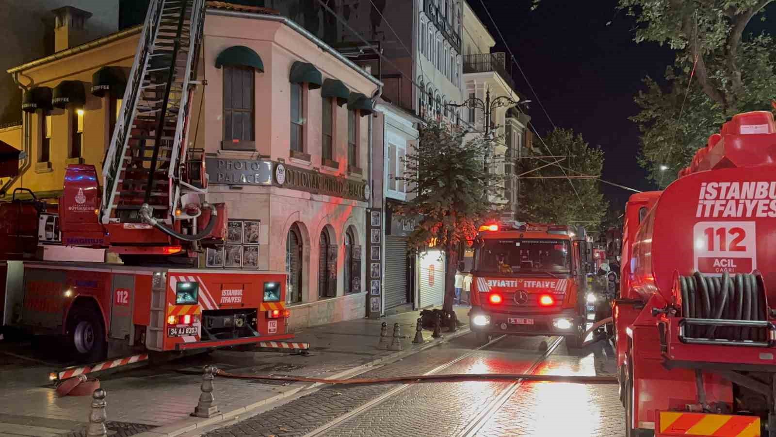 Fatih’te binanın çatısında bulunan baz istasyonu alevlere teslim oldu