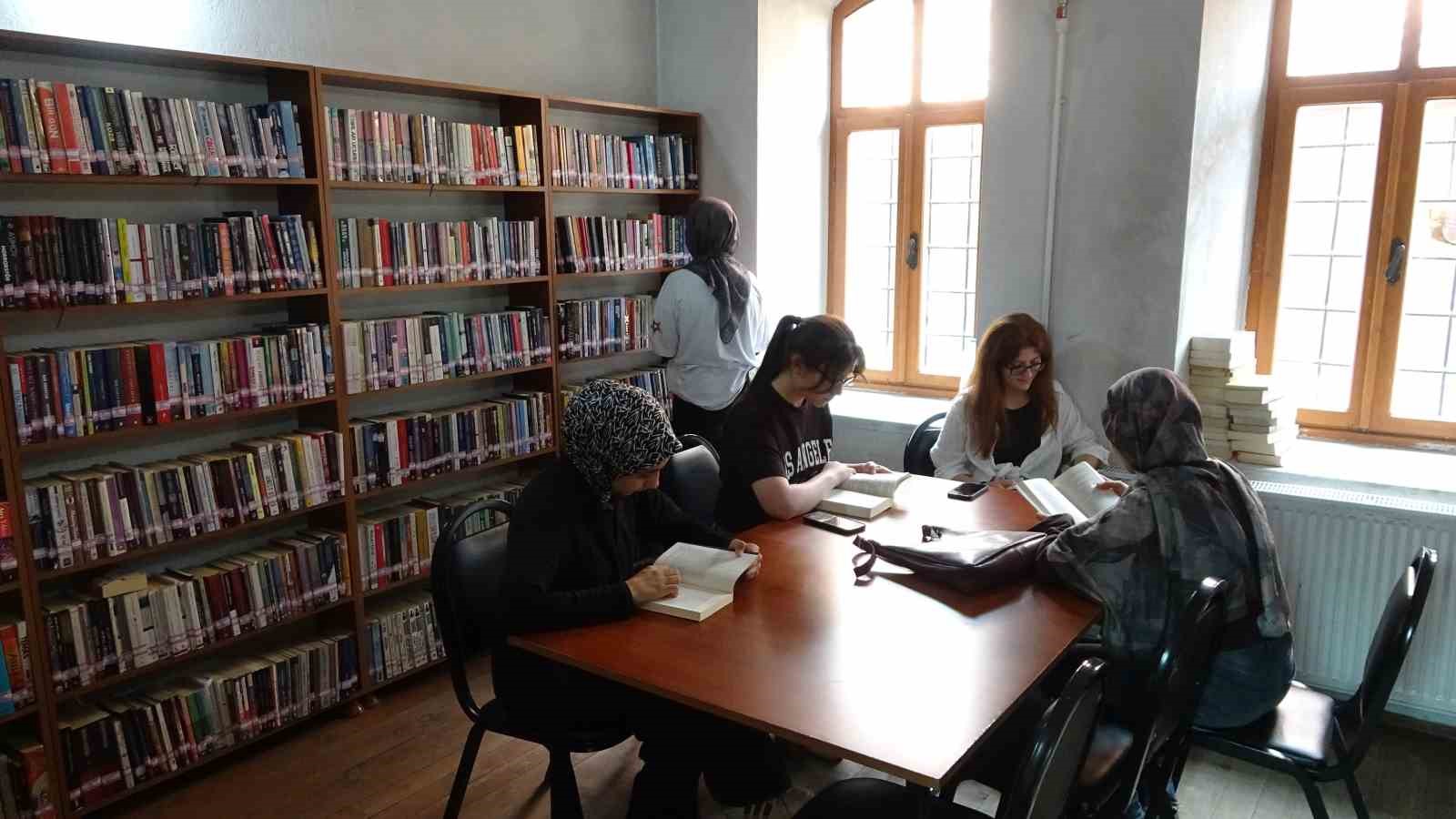 Eskiden cezaeviydi şimdi ise 36 bin kitaplık bir bilgi yuvası