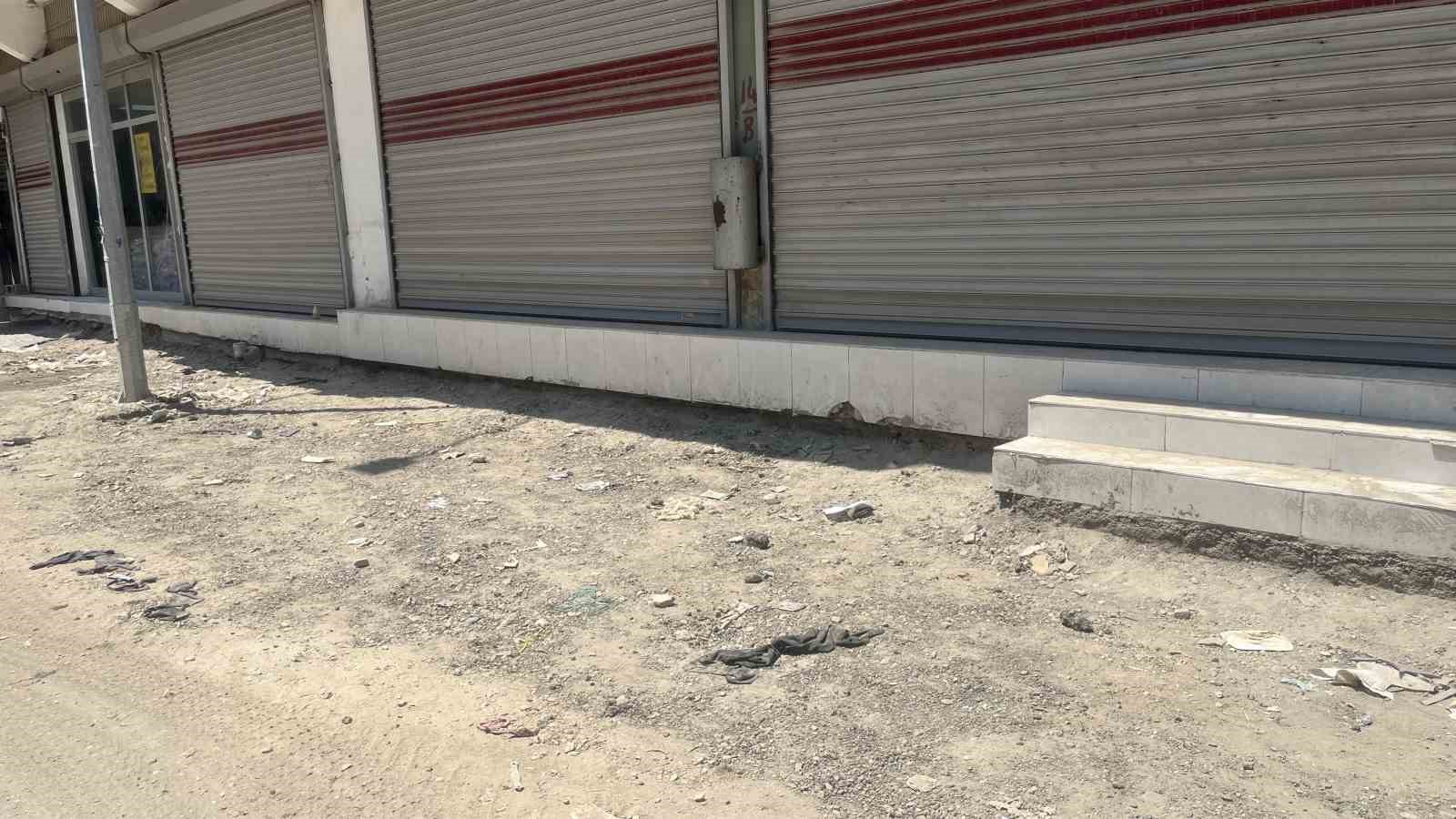 Bozuk yollar mahalleliyi isyan ettirdi