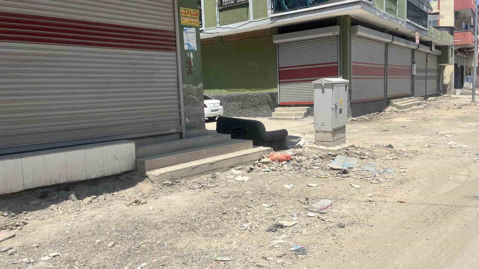 Bozuk yollar mahalleliyi isyan ettirdi