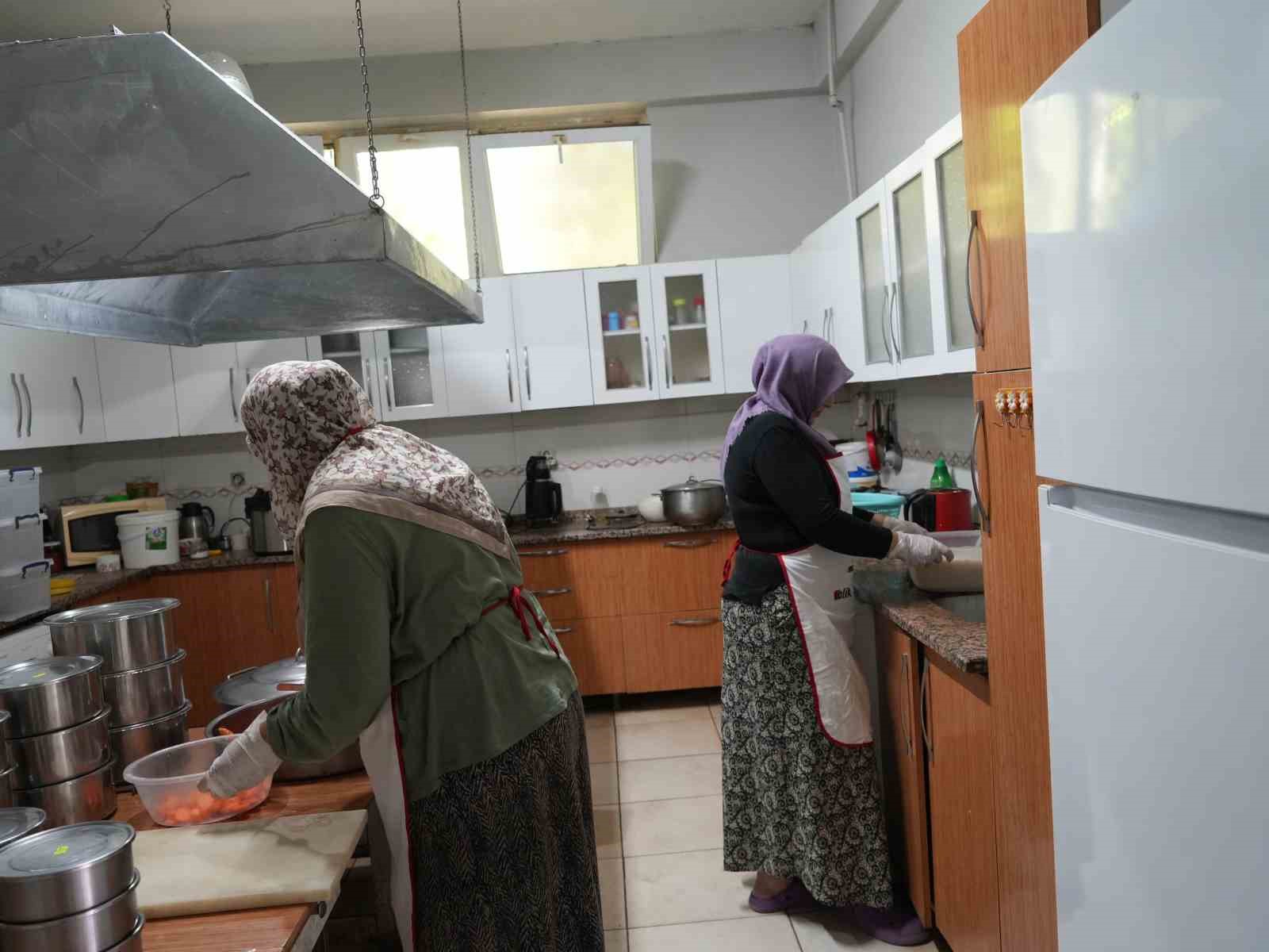 Devlet destekledi, anne ve kızı azimle başardı: 11 yıldır köydeki restoranda damakları şenlendiriyorlar