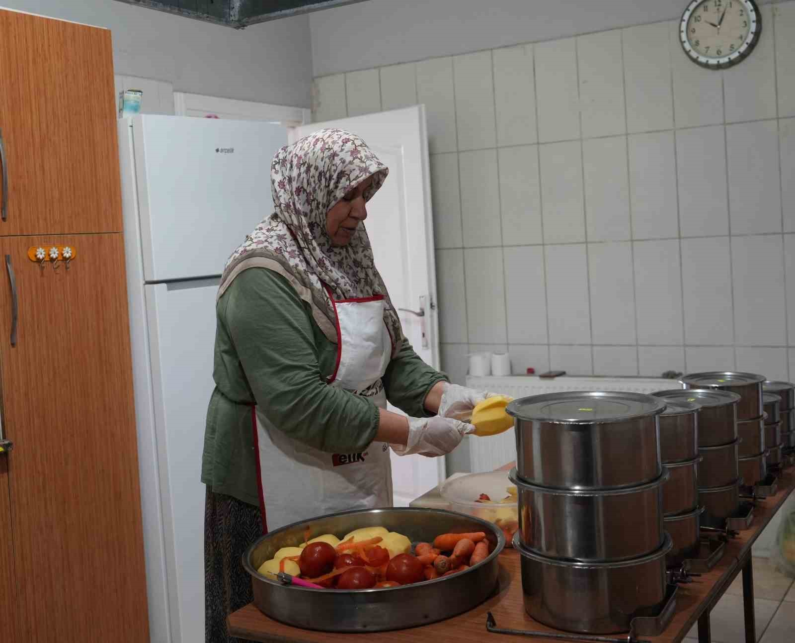 Devlet destekledi, anne ve kızı azimle başardı: 11 yıldır köydeki restoranda damakları şenlendiriyorlar