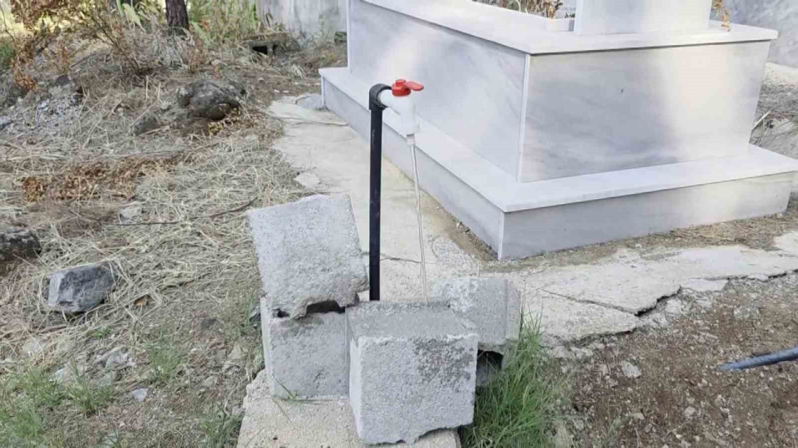 Mezarlıktaki muslukları çalan hırsızlara vatandaştan tepki