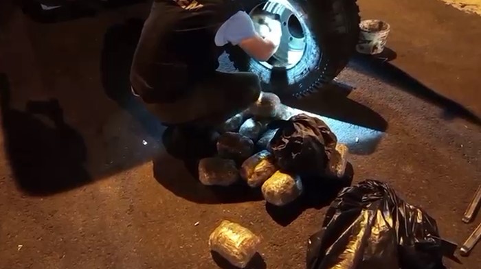 Yedek lastiğe saklanan uyuşturucuyu ’Jardi’ buldu