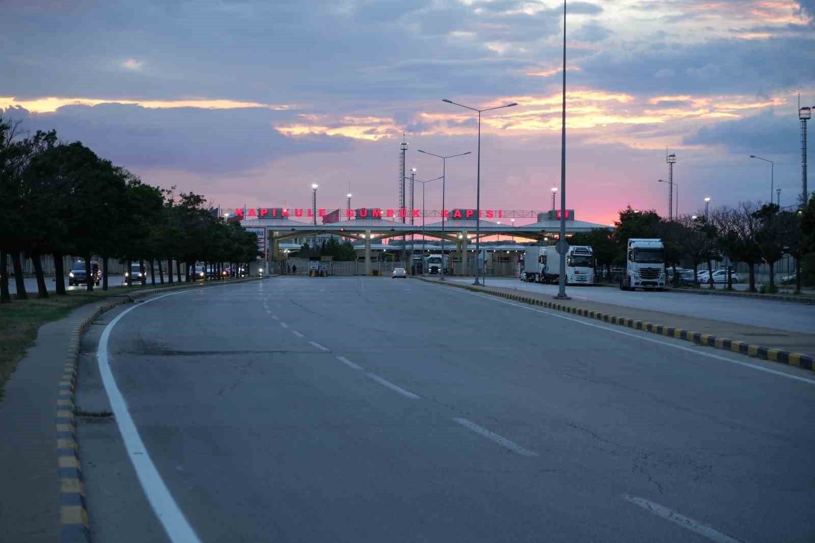 Bayrak ve ezan hasretiyle yola çıkan gurbetçilerin Kapıkule’den yurda girişleri sürüyor