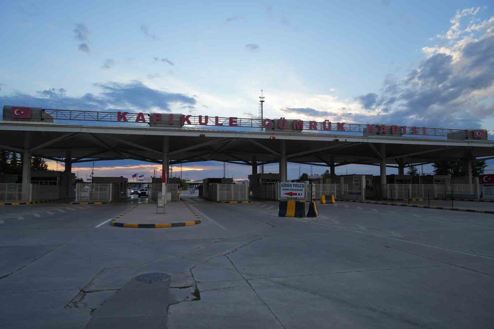 Bayrak ve ezan hasretiyle yola çıkan gurbetçilerin Kapıkule’den yurda girişleri sürüyor