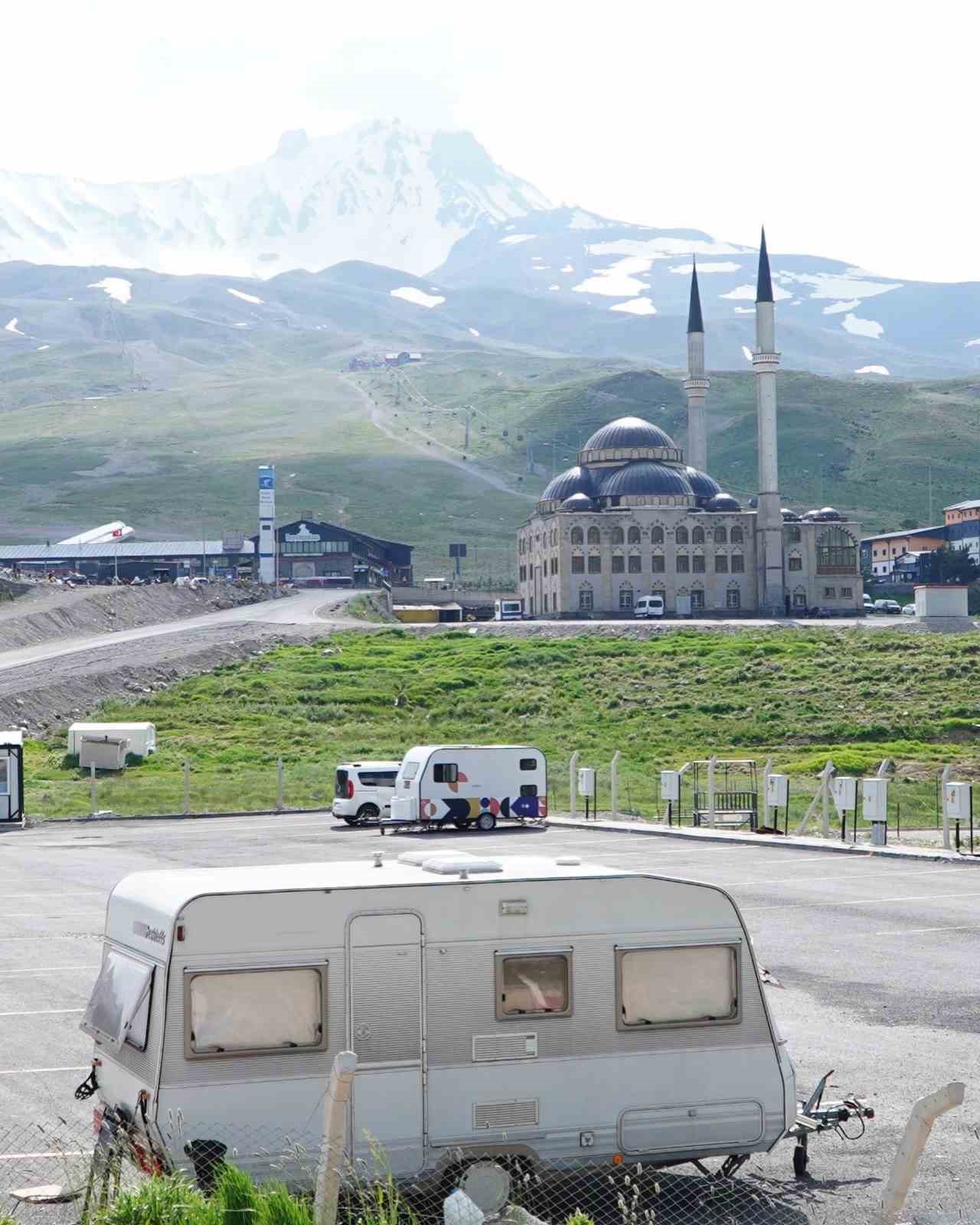 Erciyes’te çadır ve kamp sezonu devam ediyor