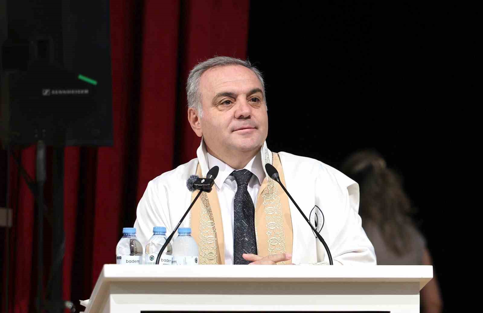 ERÜ Edebiyat Fakültesi’nde 450 öğrenci mezun oldu