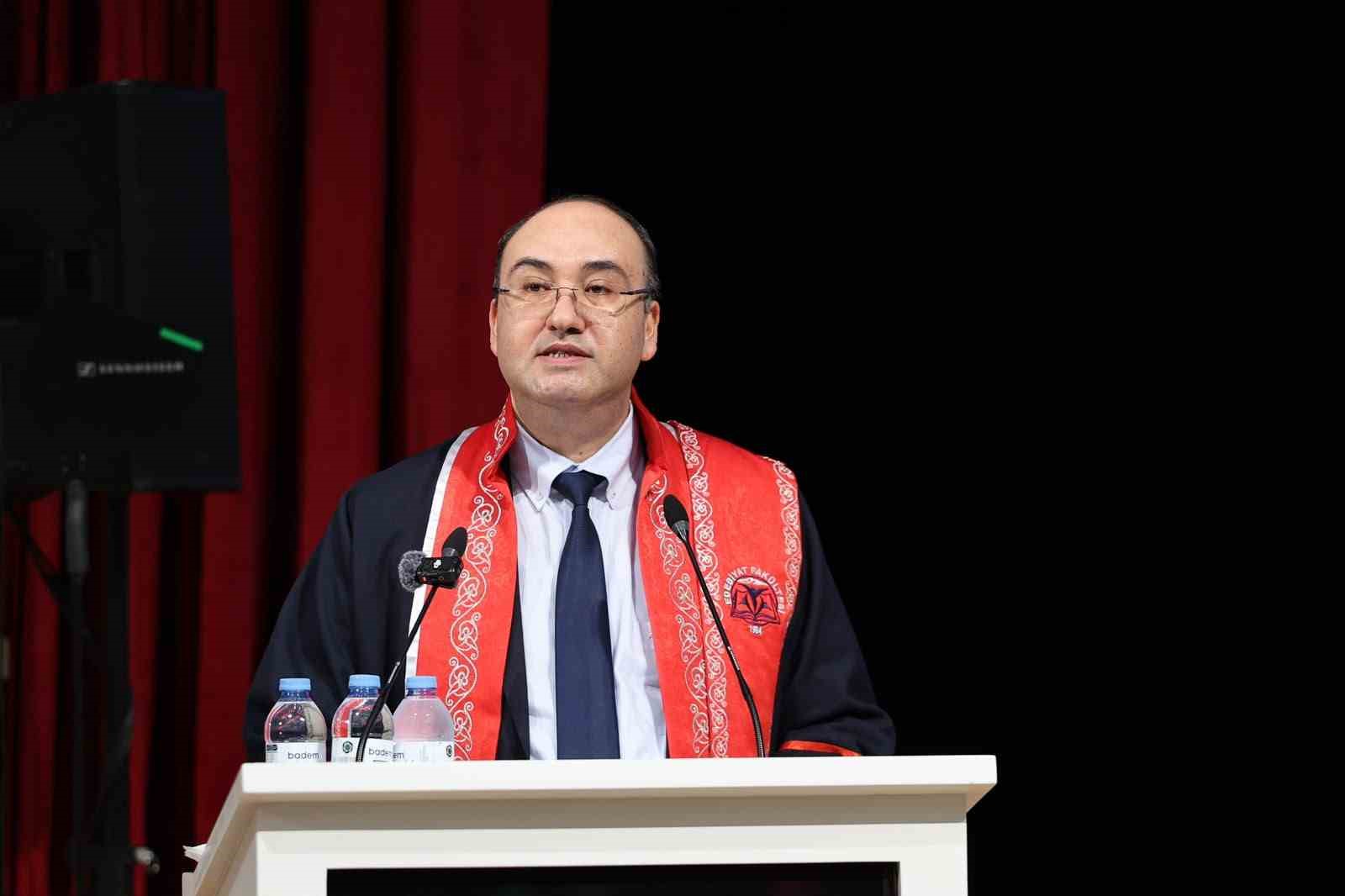 ERÜ Edebiyat Fakültesi’nde 450 öğrenci mezun oldu