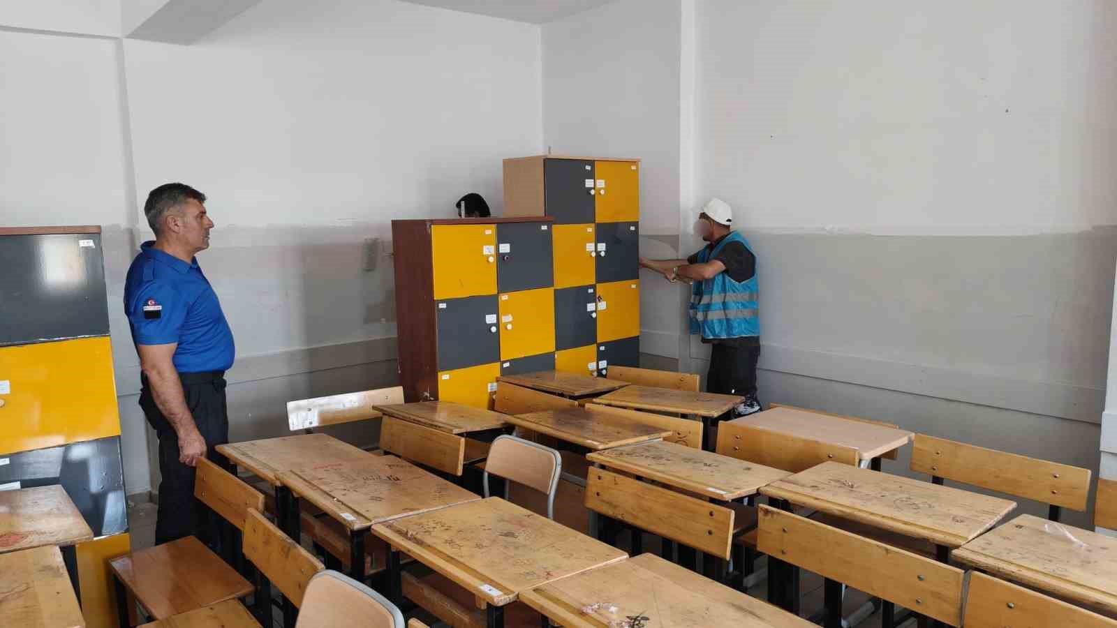 Eskişehir’de yükümlüler okulda boya, tadilat ve temizlik çalışması başlattı