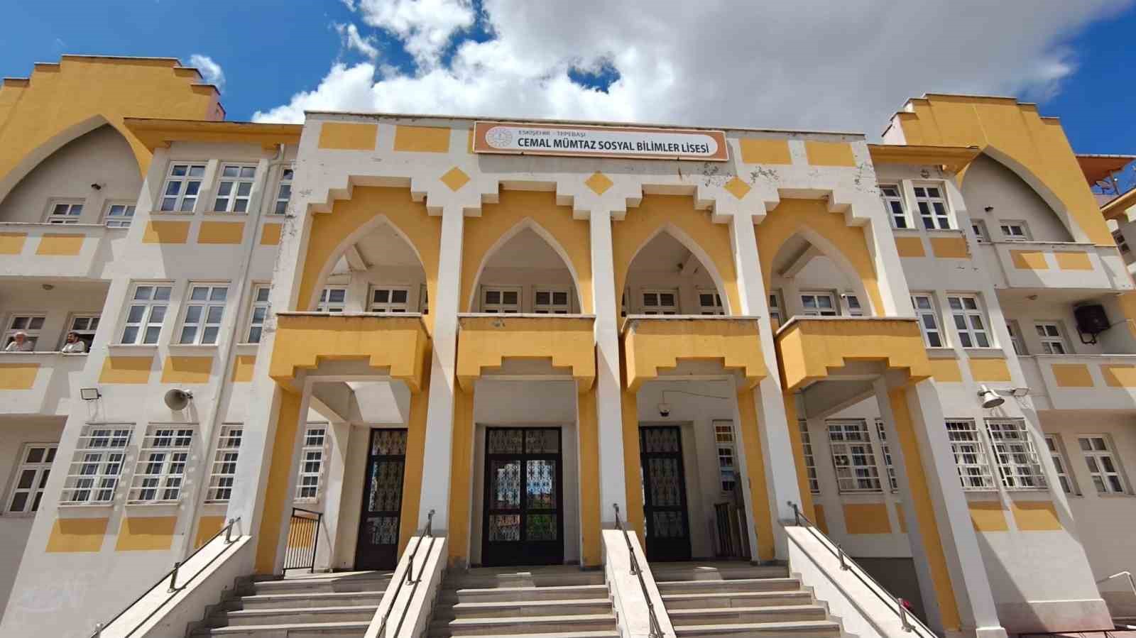 Eskişehir’de yükümlüler okulda boya, tadilat ve temizlik çalışması başlattı