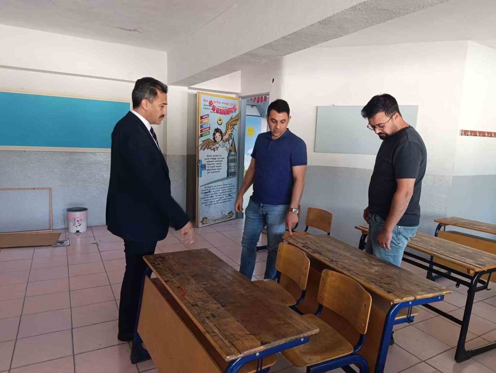 Bolvadin’deki okullarda bakım ve onarım çalışmaları sürüyor