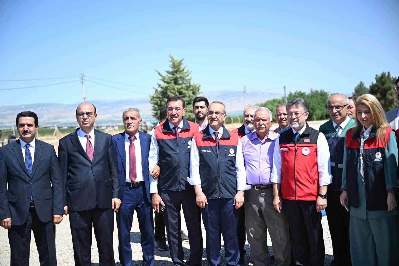 Malatya’da kayısı hasadına katılan Bakan Yumaklı: "Geçtiğimiz senenin o karamsar zamanını üzerimizden atan çok güzel bir ürün görüyoruz"