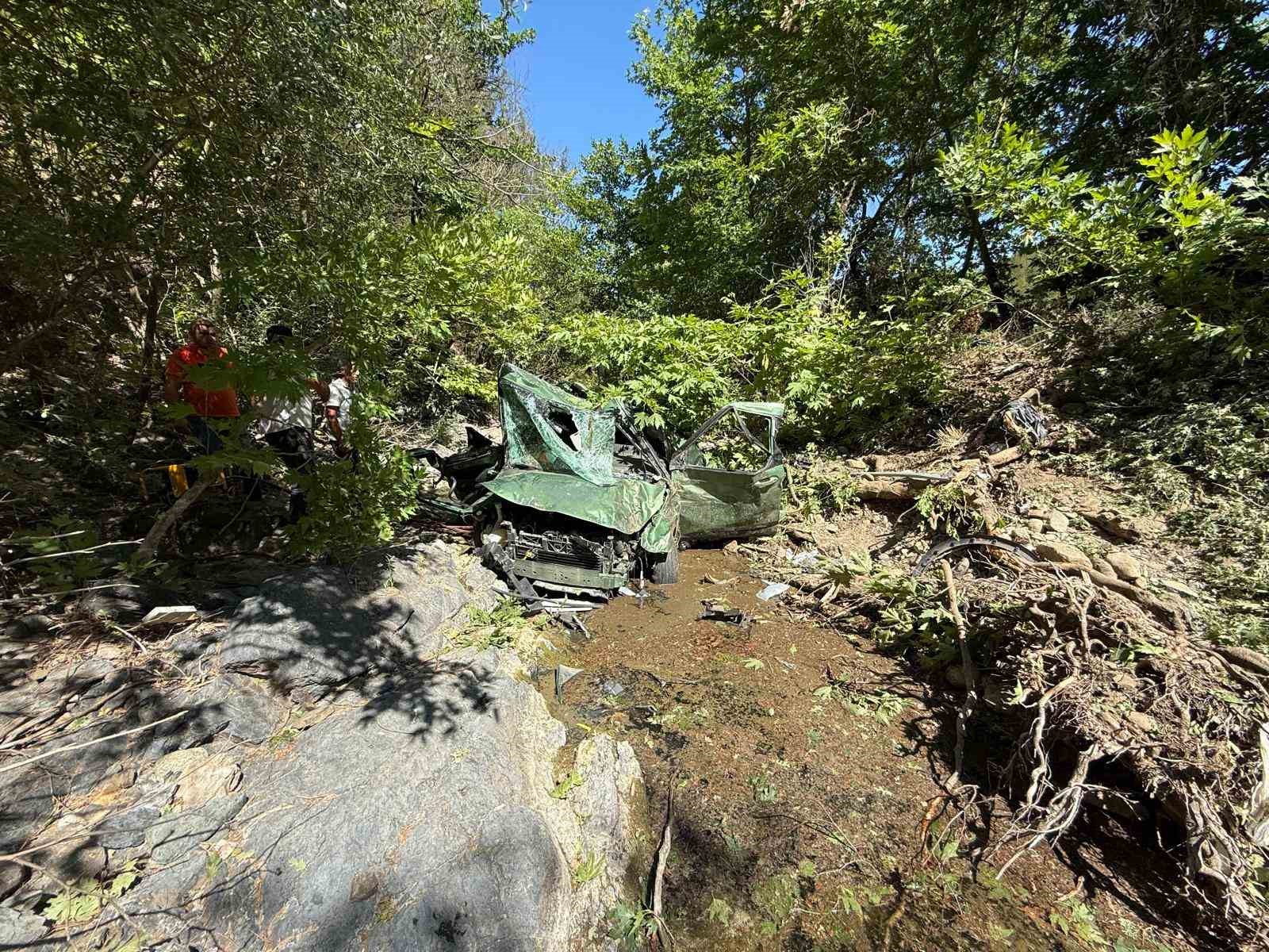 Çanakkale’de dere yatağına uçan araçtaki 2 kişi hayatını kaybetti