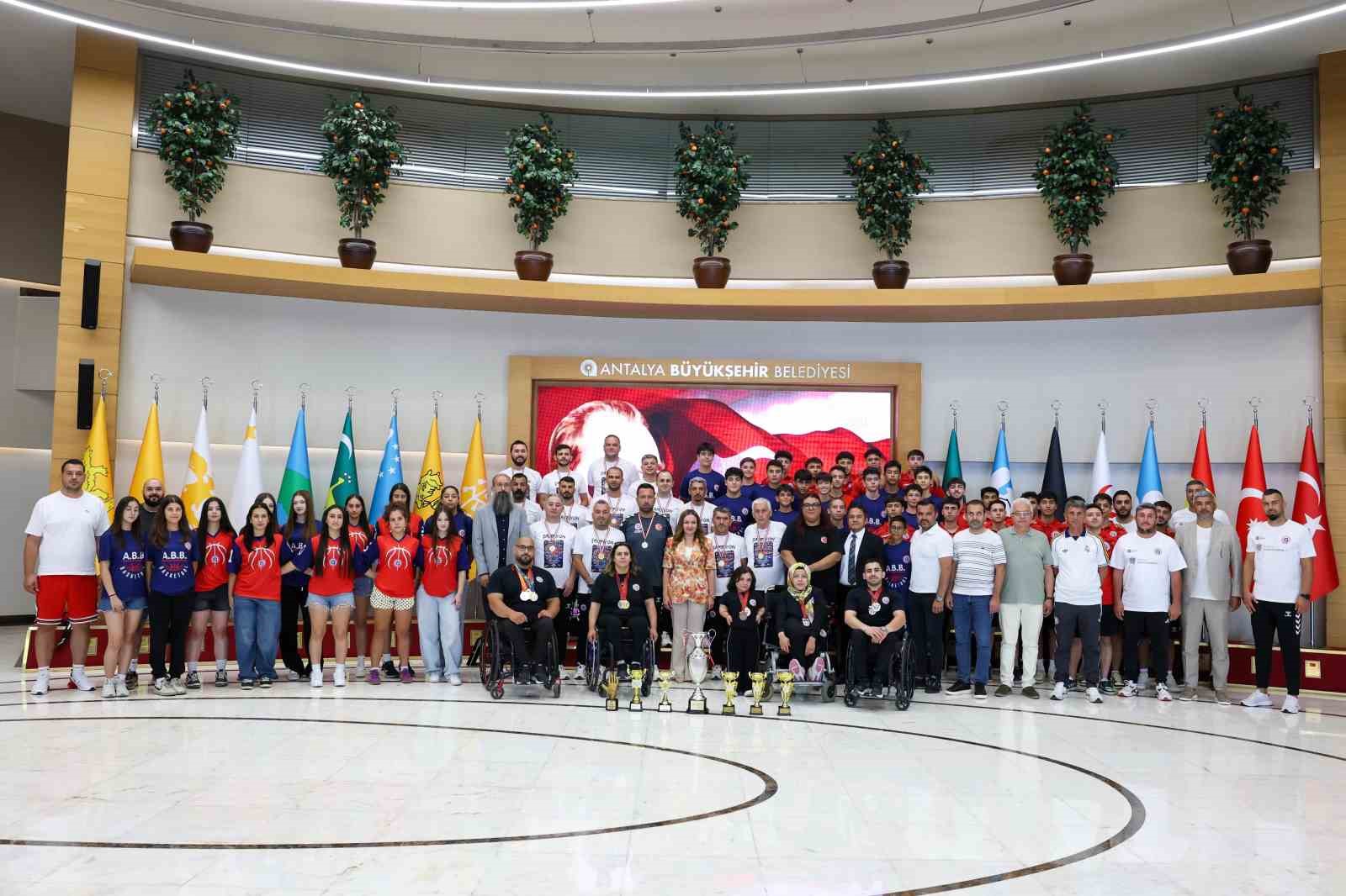 Büşra Özdemir: "14 farklı branşta spora destek veriyoruz"