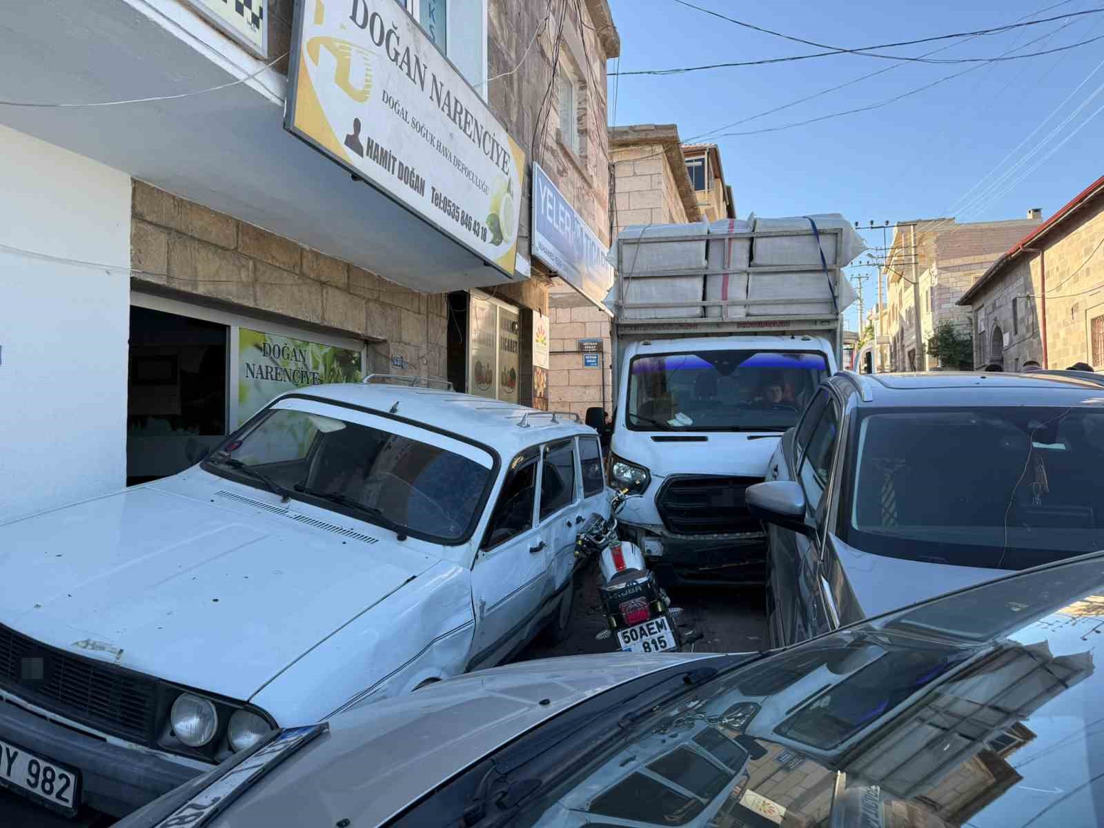 Freni boşalan kamyonet park halindeki araçlara çarptı
