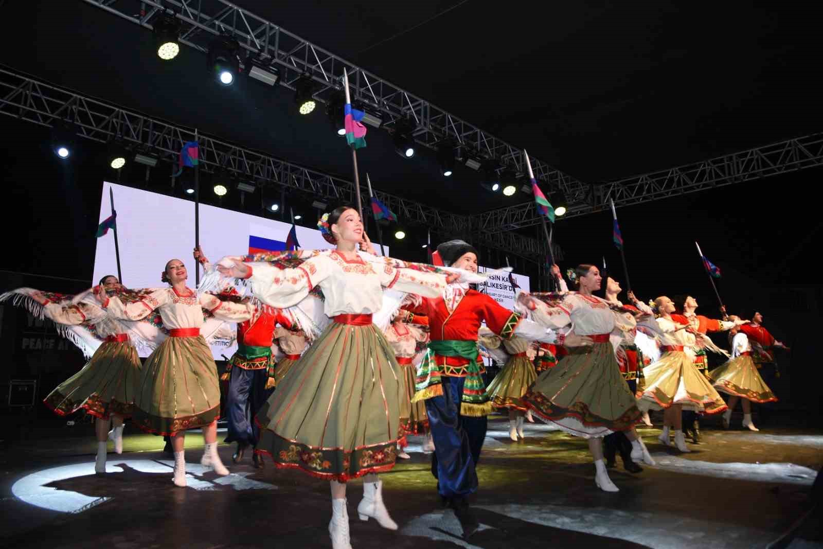 Dünya dansları Balıkesir sahnelendi