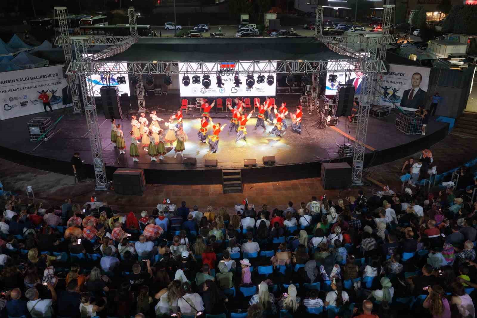 Dünya dansları Balıkesir sahnelendi