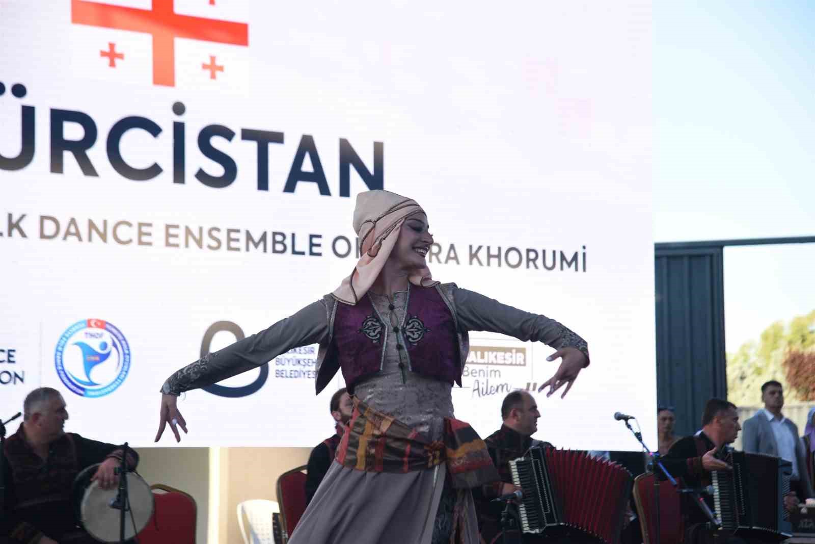 Dünya dansları Balıkesir sahnelendi