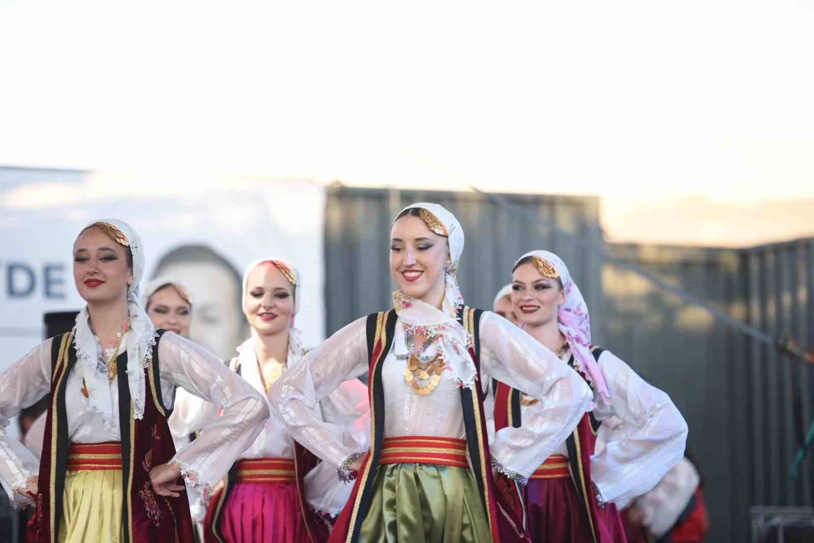 Dünya dansları Balıkesir sahnelendi