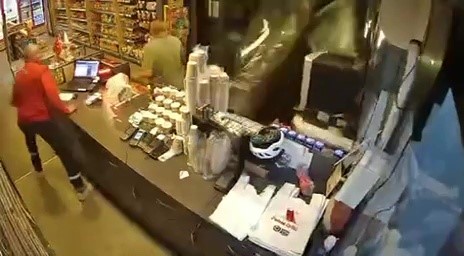 Kömür yüklü tır benzinliğe böyle daldı...Markette alışveriş yapan 2 çocuk babası hayatını kaybetti