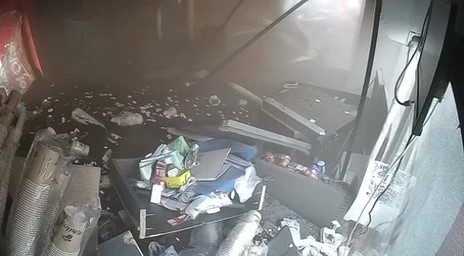 Kömür yüklü tır benzinliğe böyle daldı...Markette alışveriş yapan 2 çocuk babası hayatını kaybetti