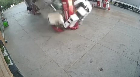 Kömür yüklü tır benzinliğe böyle daldı...Markette alışveriş yapan 2 çocuk babası hayatını kaybetti